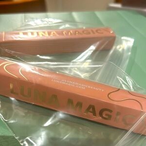 Luna magic lip gloss